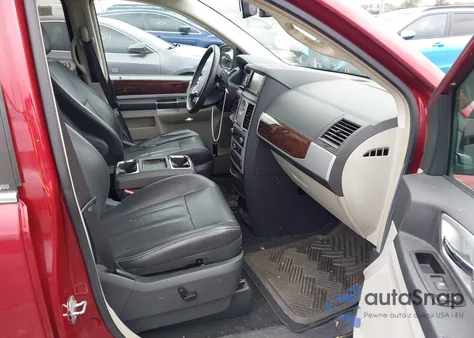 2010 Chrysler Town & Country Touring Plus z USA, uszkodzony, nr VIN 2A4RR8DX2AR416748